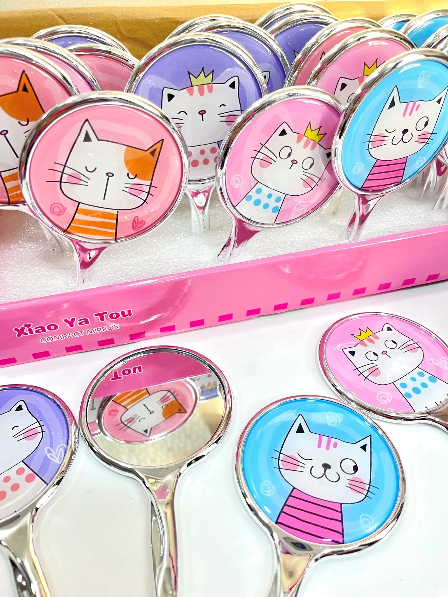 Mini Printed cat handle mirror.